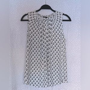 Ann Taylor sleeveless tunic, black diamond design on white w/ front claspe.